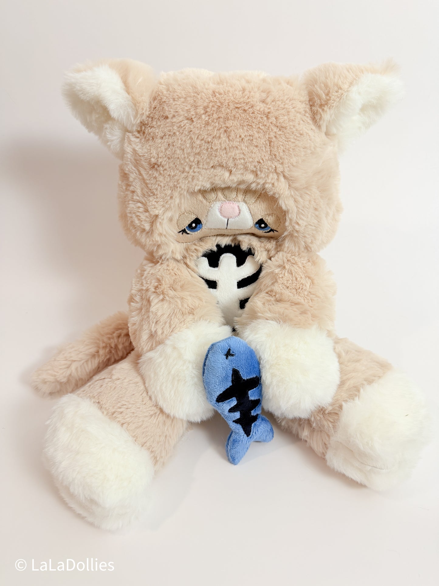 LALA DOLLIES ™️ | Skelly Kitty Creamy Off White, RegRagged 🐱 💀 | (08.2026) | Limited. Exclusive.